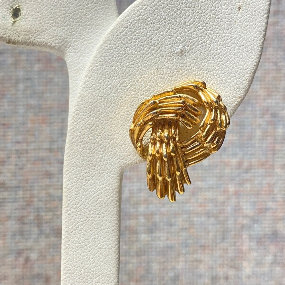 Vintage Single Trifari Gold Tone Knot Dangle Clip On Earring Elegant Statement